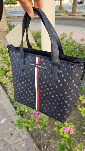 شنطة ماركة تومي هيلفيقر