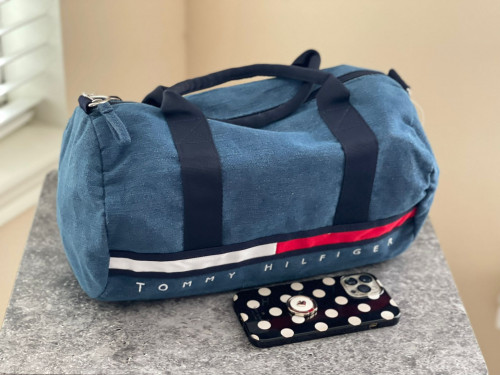 شنطة ماركة تومي هيلفيقر