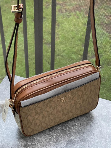 شنطة ماركة مايكل كورس