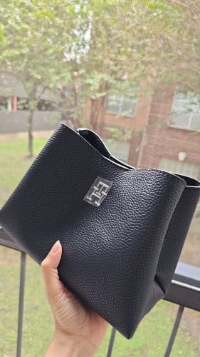 شنطة ماركة تومي هيلفيقر