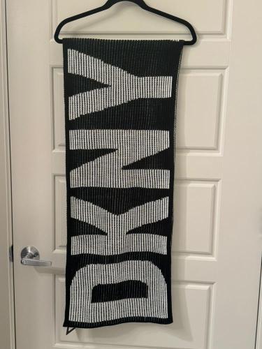 سكارف رجالي ماركة DKNY