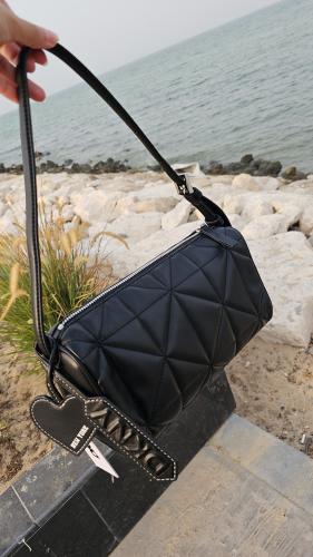 شنطة كتف ماركة DKNY