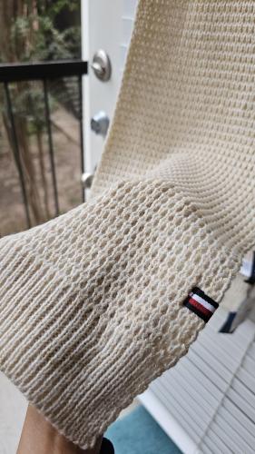 شال ماركة تومي هيلفيقر