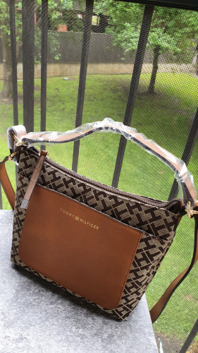 شنطة ماركة تومي هيلفيقر