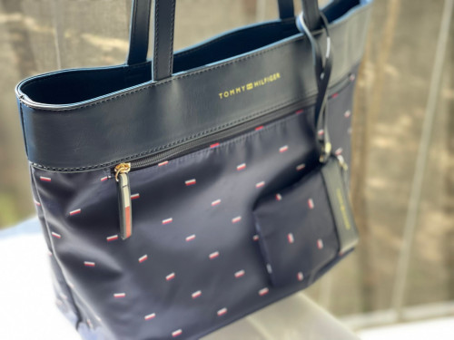 شنطة كبيررة ماركة تومي هيلفيقر