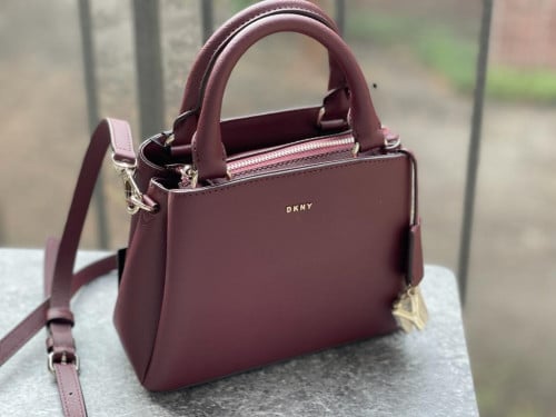 شنطة ماركة DKNY