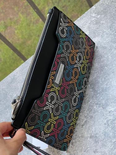 باوتش ماركة كالفن كلاين