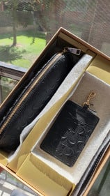 طقم حامل هوية ومقلمة ماركة كوتش