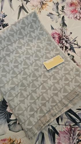 شال عريض ماركة مايكل كورس