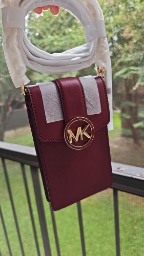 شنطة جوال ماركة مايكل كورس