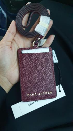 حامل هوية ماركة مارك جيكوبس