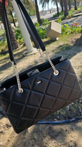 شنطة كبيرة ماركة DKNY