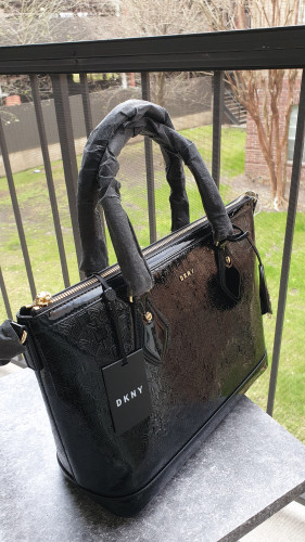 شنطة ماركة DKNY