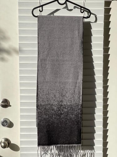 شال ماركة كالفن كلاين