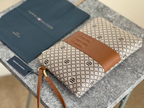 باوتش ماركة تومي هيلفيقر