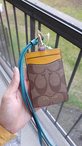 حامل هوية ماركة كوتش