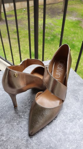 كعب ماركة كالفن كلاين