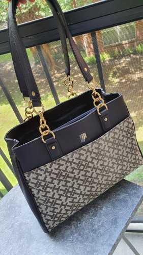 شنطة ماركة تومي هيلفيقر