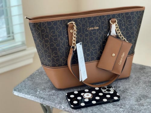 شنطة ماركة كالفن كلاين