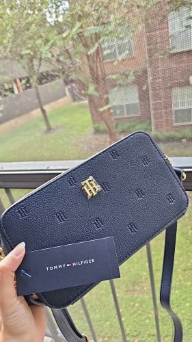 شنطة ماركة تومي هيلفيقر