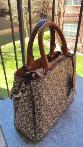 شنطة ماركة DKNY