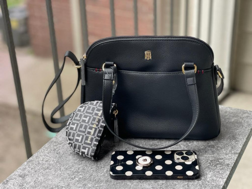 شنطة ماركة تومي هيلفيقر