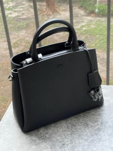 شنطة ماركة DKNY