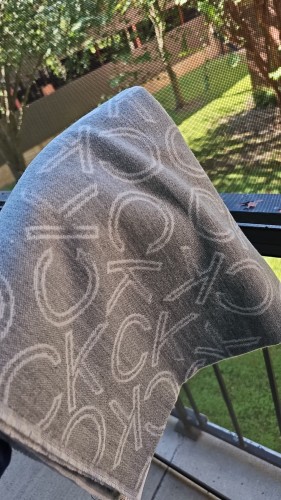 شال عريض ماركة كالفن كلاين