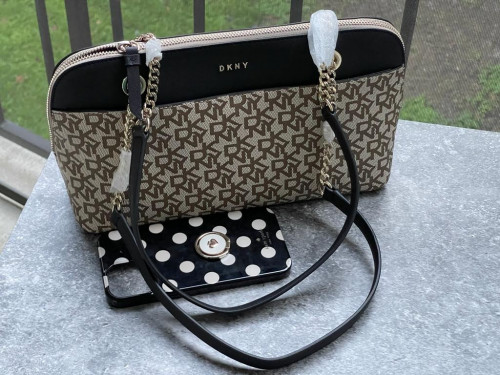 شنطة ماركة DKNY