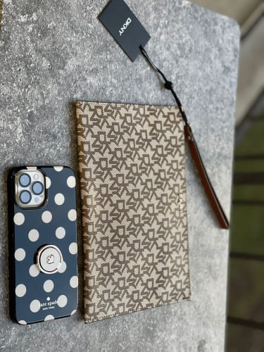 باوتش ماركة DKNY