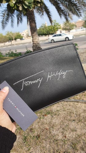 شنطة ماركة تومي هيلفيقر