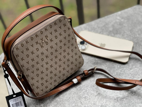 شنطة ماركة DKNY