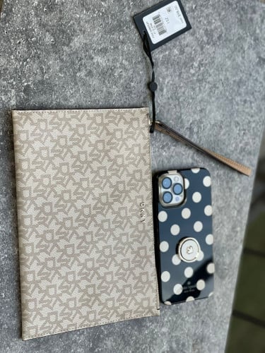 باوتش ماركة DKNY