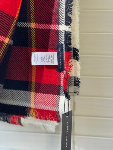 شال ماركة تومي هيلفيقر