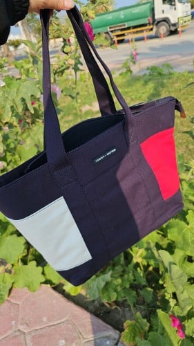 شنطة كبيرة ماركة تومي هيلفيقر