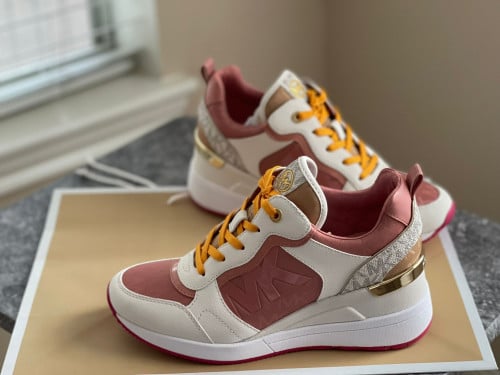 جزمة ماركة مايكل كورس