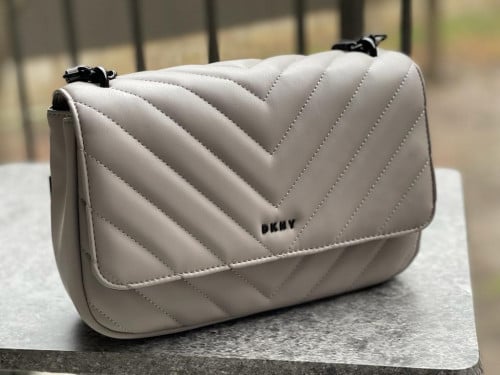 شنطة ماركة DKNY