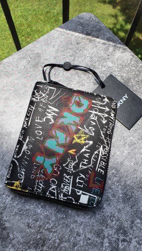 محفظة ماركة DKNY