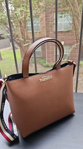 شنطة ماركة تومي هيلفيقر