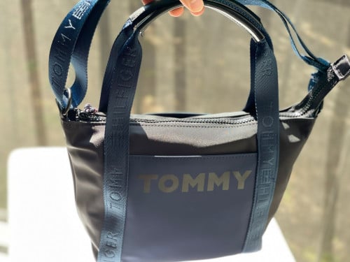 شنطة ماركة تومي هيلفيقر