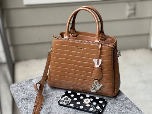 شنطة ماركة DKNY