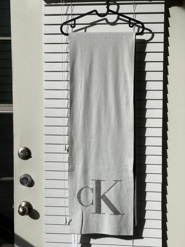 شال ماركة كالفن كلاين