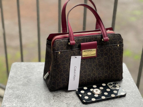 شنطة ماركة كالفن كلاين