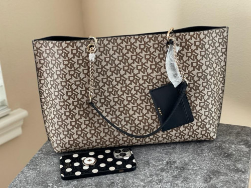 شنطة ماركة DKNY