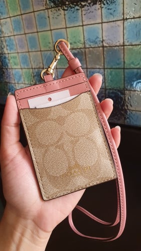 حامل هوية ماركة كوتش