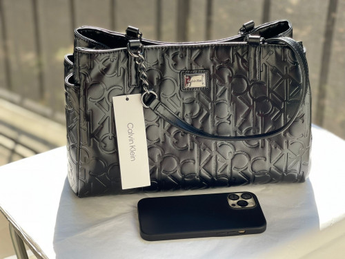 شنطة وسط ماركة كالفن كلاين