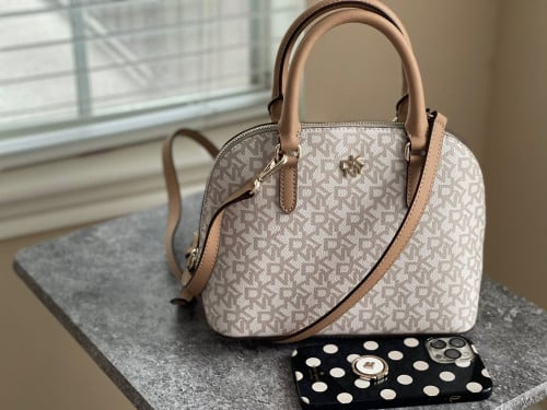 شنطة ماركة DKNY