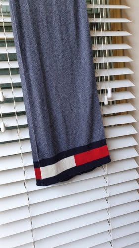 شال ماركة تومي هيلفيقر