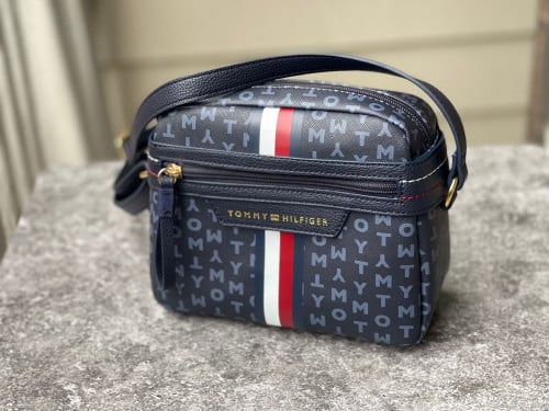 شنطة ماركة تومي هيلفيقر