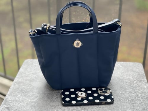 شنطة خفيفة ماركة تومي هيلفيقر